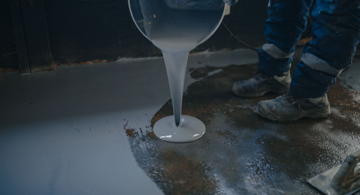 Self leveling compound
